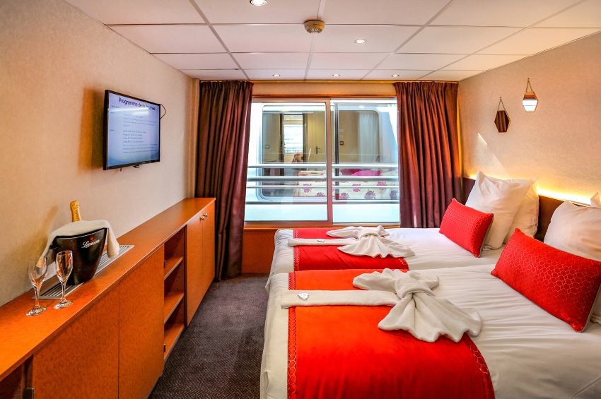 Cabina con balcón francés (ventana corredera con barandilla), que ofrece un gran confort y vistas extraordinarias del río y del paisaje. CRUCEROS MS CROISIEUROPE MS L EUROPE MS EUROPE CRUCEROS FLUVIALES CROISIEUROPE MS EUROPE CRUCEROS FLUVIALES CRUCEROS FLUVIALES DANUBIO CRUCEROS FLUVIALES RHIN CRUCEROS MS EUROPE CRUCEROS POR RIO CRUCEROS BARATOS BIDAIAK CREUERS CRUCEROS EN BARCO PEQUEÑO SMALL SHIP CRUISES RIVER CRUISES CROISIEUROPE RIVER CRUISES CROISIERES CROISIEUROPE BATEAU DANUBE CRUISES RHINE CRUISES CRUCEROS DANUBIO VIENA CRUCEROS BUDAPEST CRUCEROS BRATISLAVA CRUCEROS MELK CRUCEROS ABADIA DE MELK CRUCEROS OFERTAS CRUCEROS FLUVIALES OFERTAS CROISIEUROPE CRUCEROS FLUVIALES OFERTAS #CroisiEurope #MSLEUROPE #MSEUROPE #CRUCEROSFLUVIALES #RIVERCRUISES #CROISIERES #CREUERS #BIDAIAK #CRUCEROSRIO #CURCEROSDANUBIO #CRUCEROSRHIN #CRUCEROSRIN #CRUCEROSPORELDANUBIO #CRUCEROSVIENA #VIENA #BUDAPEST #MELK #WACHAU #DANUBIO #DANUBE #DANUBECRUISES #VIENNA #VIENNACRUISES #BUDAPESTCRUISES #DANUBERIVER #DANUBERIVERCRUISES #EUROPECRUISES #CRUCEOSEUROPA #CRUCEROSCROISIEUROPE #BALCONFRANCES